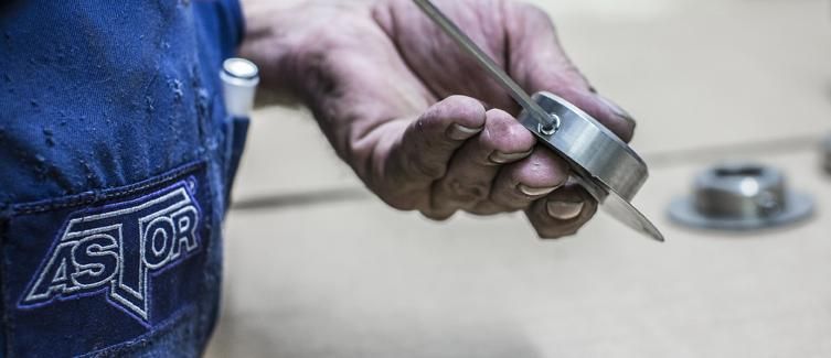Foto eines Technikers bei der Aufarbeitung eines Rundmessers